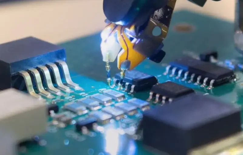 Ứng dụng tự động hóa và robot trong dây chuyền sản xuất