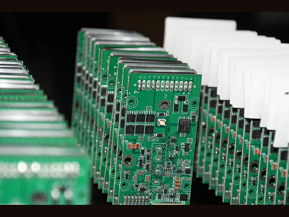 Một đơn vị uy tín cần tuân thủ các tiêu chuẩn quốc tế như IPC và hệ thống quản lý chất lượng ISO