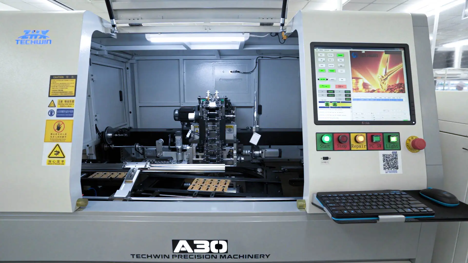 SMT là công nghệ gắn linh kiện điện tử trực tiếp lên bề mặt bo mạch có độ chính xác cao và tốc độ nhanh