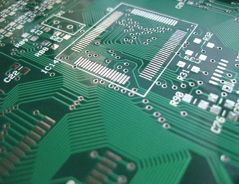 PCB hoạt động như một “bộ khung kết nối”, cho phép truyền tín hiệu và nguồn điện giữa các linh kiện