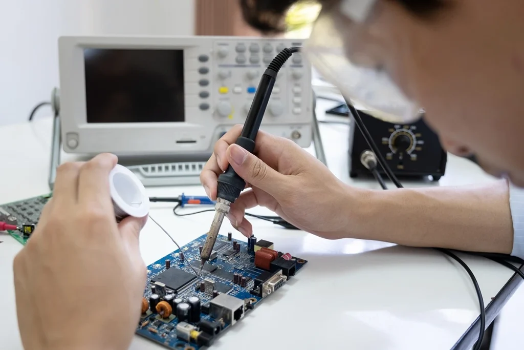 Đối với thiết bị công nghiệp, thiết bị y tế và các sản phẩm IoT, PCBA là lựa chọn bắt buộc do yêu cầu cao về độ chính xác, độ ổn định và khả năng hoạt động lâu dài