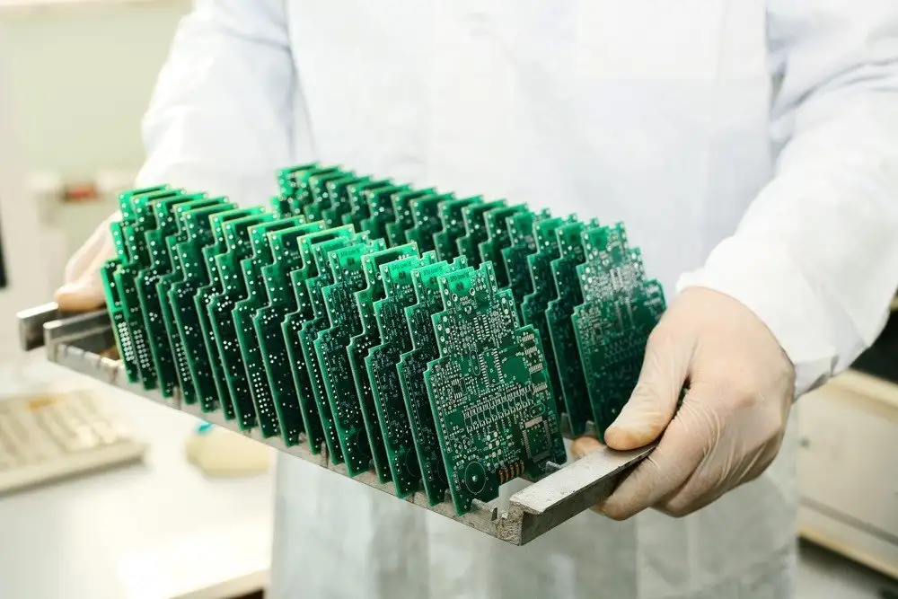 Điểm khác biệt giữa gia công PCBA - SMT và PCB