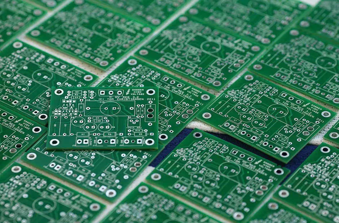 Lớp dẫn điện và cấu trúc mạch trong bo mạch điện tử