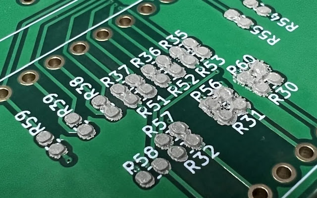 Kem hàn là hỗn hợp thiếc và chất trợ hàn, có tác dụng kết nối các linh kiện điện tử lên bảng mạch in một cách chắc chắn