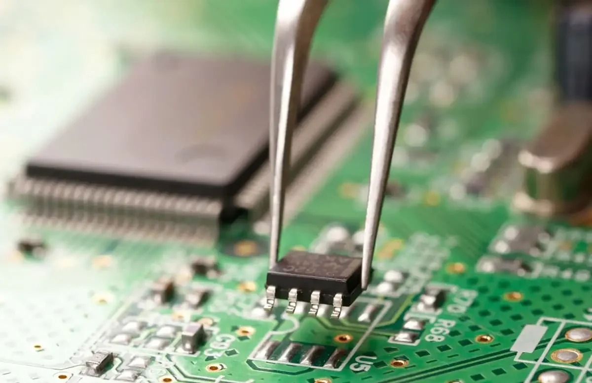 Sản xuất PCBA theo yêu cầu và gia công PCBA tiêu chuẩn khác nhau chủ yếu ở mức độ tùy biến, quy trình và khả năng đáp ứng nhu cầu doanh nghiệp