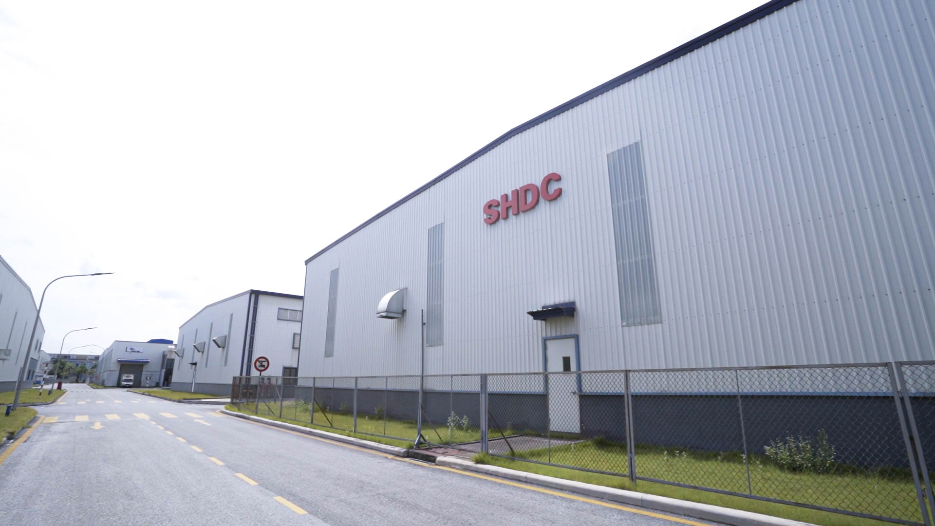 Công ty SHDC sở hữu nhà máy rộng 1300m2 với các máy móc hiện đại tiên tiến nhất