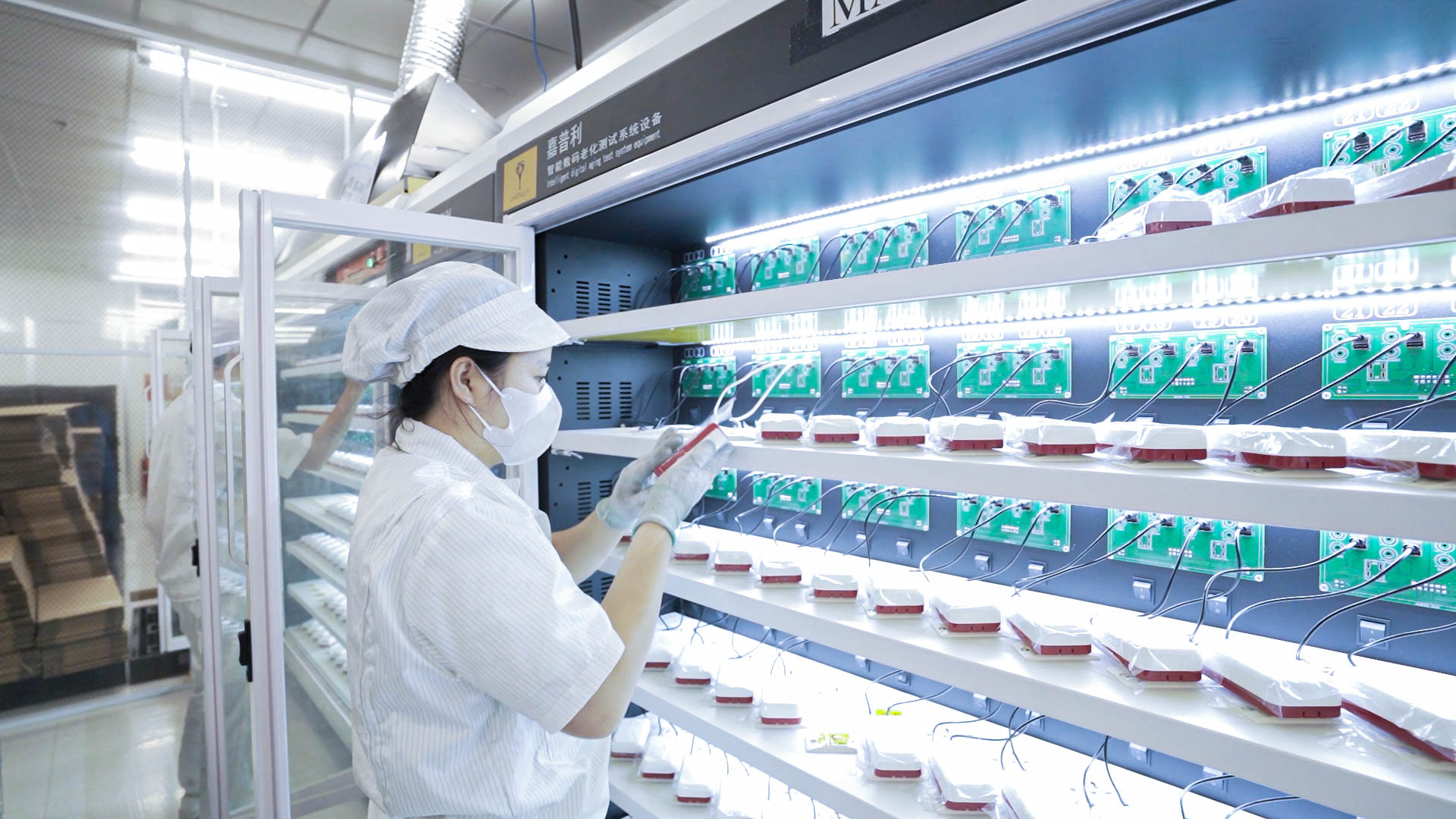 Sản xuất vi mạch điện tử ở công ty SHDC