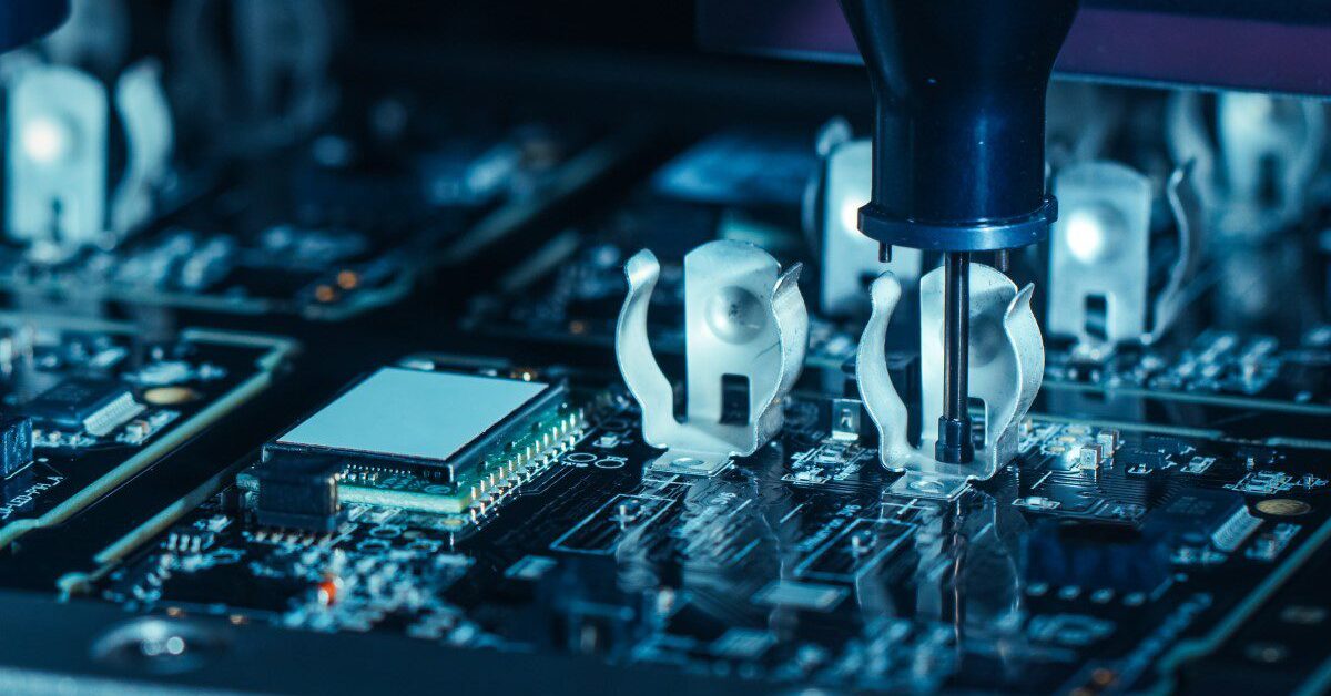 Công nghệ SMT gắn linh kiện điện tử trực tiếp lên bề mặt của PCB mà không cần khoan lỗ xuyên qua bo mạch