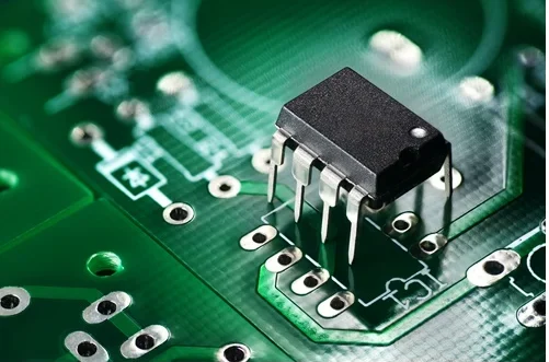 Công nghệ THT lắp ráp linh kiện bằng cách cắm chân linh kiện xuyên qua lỗ đã khoan sẵn trên PCB