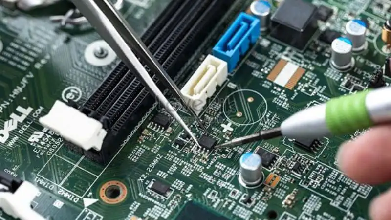 Vi mạch điện tử là tập hợp nhiều linh kiện điện tử như transistor, điện trở, tụ điện… được tích hợp trên một chip bán dẫn